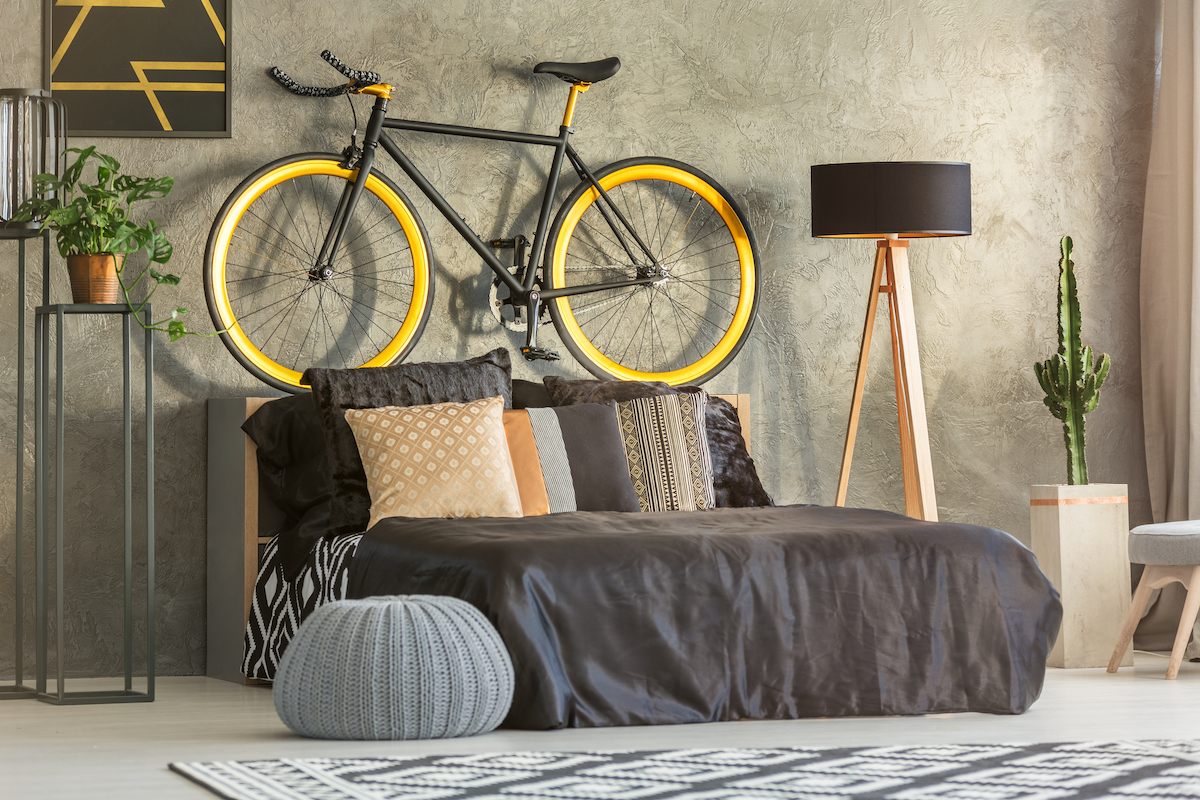 Велосипед над кроватью